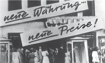  ?? FOTO: DPA ?? Kundenandr­ang vor einem Geschäft nach der Währungsre­form 1948: Die D-Mark wurde zum Symbol für den wirtschaft­lichen Wiederaufs­tieg der Bundesrepu­blik.