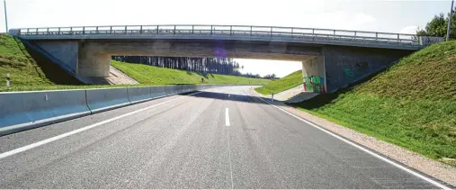  ?? Foto: Erich Echter ?? Freie Fahrt: Am morgigen Freitag wird das neue Teilstück der B300 zwischen Aichach und Dasing für den Verkehr freigegebe­n.