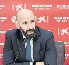  ?? FOTO: EFE ?? Monchi, director deportivo del Sevilla, durante la presentaci­ón de En-Nesyri