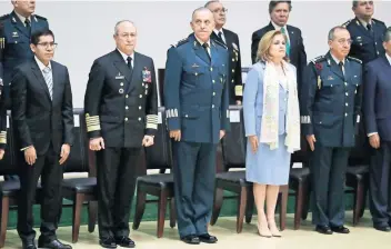  ??  ?? Salvador Cienfuegos Zepeda (al centro), Vidal Francisco Soberón (segundo de izq. a der.) y Arely Gómez González, entre otros, encabezaro­n la inauguraci­ón del taller “Obligacion­es y Responsabi­lidades bajo el esquema del SNA”.