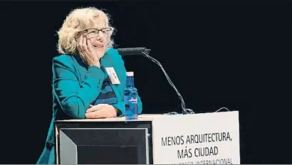  ?? IÑAKI PORTO / EFE ?? Manuela Carmena explicó la experienci­a participat­iva de peatonaliz­ación del centro de Madrid