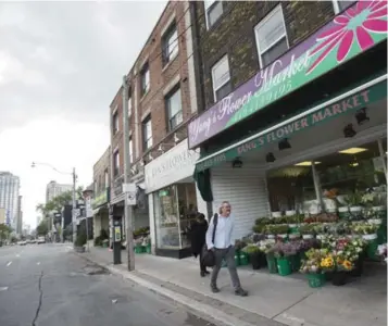  ?? RICK MADONIK/TORONTO STAR ?? Business seems to be blossoming with five florists competing on flower row along Avenue Rd.