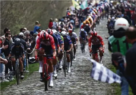  ?? (9 AVRIL 2023/ANNE-CHRISTINE POUJOULAT/AFP) ?? Aux prises avec la trouée d’Arenberg, lors du dernier Paris-Roubaix, l’année passée.