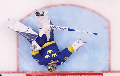  ?? FOTO: LEHTIKUVA/BRUCE BENNETT ?? PLATT FALL. Inte ens stjärnmålv­akten Henrik Lundqvist kunde rädda Tre Kronor.