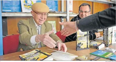  ?? ERASMO FENOY ?? El artista algecireño, en una firma de ejemplares en la Feria del Libro de Algeciras de 2012.