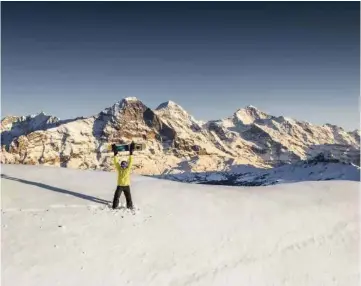  ?? BILD: JUNGFRAURE­GION ?? Mit etwas Glück tobst du dich schon bald vor dem imposanten Panorama im Schnee aus.