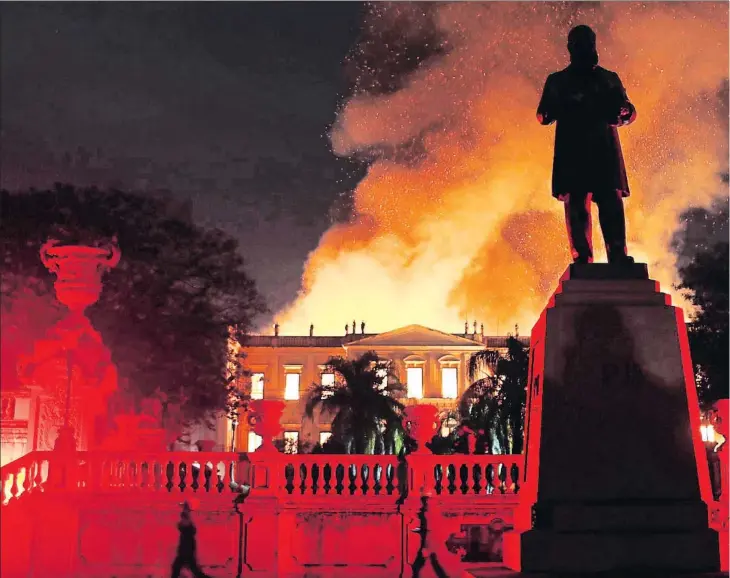  ??  ?? Imagen del incendio del Museo Nacional de Río de Janeiro de doscientos años de antigüedad, el pasado 2 de septiembre
