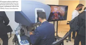  ?? ?? El especialis­ta del hospital probó la forma en que trabaja el robot Da Vinci./Fotos: