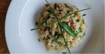  ?? CYNTHIA DAVID ?? Get a jump on spring by making sugar snap risotto with leeks and prosciutto.