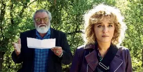  ??  ?? Sul set Diego Abatantuon­o (64 anni) e Valeria Golino (54) in una scena di «Tutto il mio folle amore», film ispirato al libro «Se ti abbraccio non aver paura»