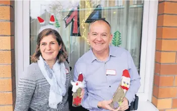  ?? RP-FOTO: FALK JANNING ?? Heimleiter Detlef Wacker und Mike Mack, Leiterin des sozialen Dienstes, öffnen heute das von den Bewohnern geschmückt­e Fenster mit der Nummer 14.