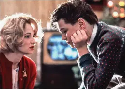  ?? FOTO: MONARCHY ENTERPRISE­S SARL ?? Caroline (Ellen Barkin) tar med sin son Toby (Leonardo DiCaprio) till den lilla staden Concrete.