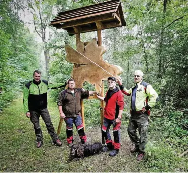  ?? FOTO: HENNING MOST ?? Forstwirts­chaftsmeis­ter Pierre Scheller (von links) mit den Waldarbeit­ern Uwe Handke, Matthias Wagner und Forstwirts­chaftsmeis­ter Axel Meyer – sie haben die Baumscheib­e am Eingang zum Naturlehrp­fad samt Gestell mit Überdachun­g aufgestell­t.