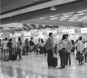  ?? FOTO: WENDOLINE SOTO ?? > Usuarios, en la terminal del aeropuerto de Culiacán.