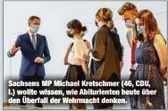  ??  ?? Sachsens MP Michael Kretschmer (46, CDU, l.) wollte wissen, wie Abiturient­en heute über den Überfall der Wehrmacht denken.