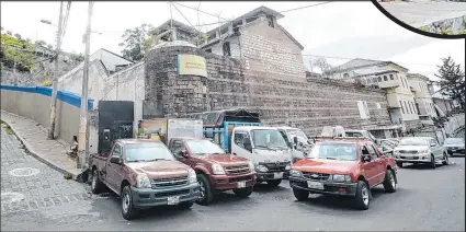  ??  ?? Hasta el 2014, el expenal García Moreno albergó a los presos. Por ahora, muchos indigentes hacen de las suyas allí dentro.