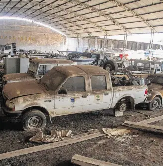  ?? CARLOS BANDEIRA/ ESTADÃO ?? Santarém. Em carros empoeirado­s parados em galpão, mal dá para ver adesivo do ICMBio