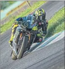  ?? FOTO: TWITTER ?? Rossi en el circuito con una R1