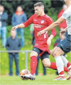  ?? FOTO: VOLKER STROHMAIER ?? Der SV Mietingen ( hier Roland Mayer) will es dem VfB Friedrichs­hafen so schwer wie möglich machen.