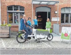  ?? FOTO: BUND ?? Das erste Lastenrad des BUND steht vor dem Café Bezner.