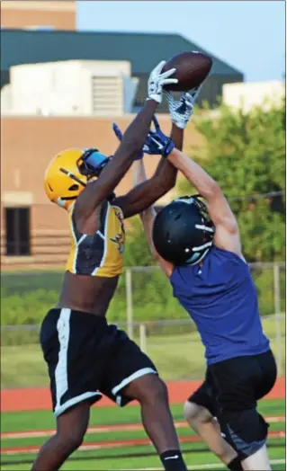  ?? DEBBY HIGH — FOR DIGITAL FIRST MEDIA ?? CB West’s Ricardo Washington grabs a touchdown during a scrimmage against CB South Tuesday night.