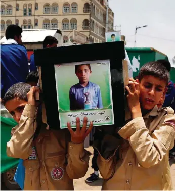  ?? Foto: Profimedia.cz ?? Poslední velký pohřeb Spolužáci nesou tělo jedné ze 44 dětských obětí nedávného náletu v Jemenu. Podobné tragédie nejsou při délce a rozsahu operací ojedinělé.