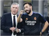  ?? REAL MADRID CF ?? PEMBAGIAN TUGAS: Carlo Ancelotti berdiskusi dengan Davide Ancelotti dalam laga La Liga musim ini.