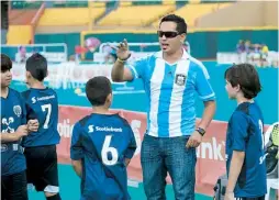  ??  ?? MAESTRO. Arrúa es además el maestro de educación física en el Colegio San José, de Lares. Aquí impartiend­o instruccio­nes a sus chicos.