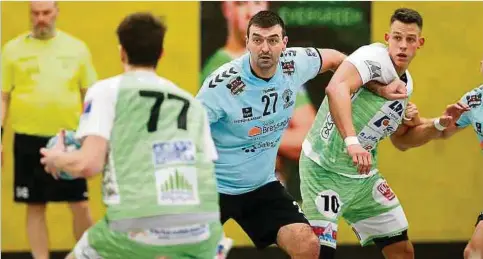  ?? Foto: Y. Hellers ?? Nicht viele Spieler können so einfach wie Alen Blazevic (M.) Berchems Vorzeigeat­hlet Ben Weyer (r.) vom Ball abschirmen.