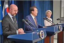  ?? (AFP) ?? South Korea’s President Yoon Suk Yeol speaks as European Council President Charles Michel (left) and European Commission President Ursula von der Leyen (right) look on during a press briefing in Seoul on Monday