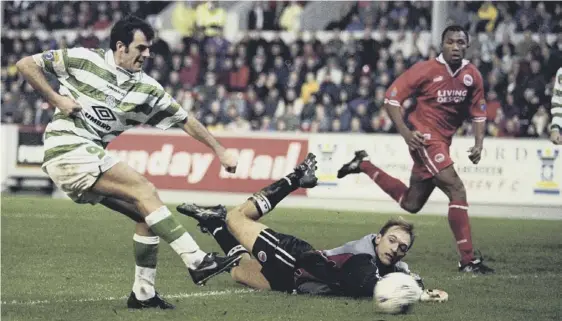  ??  ?? 2 Darren Jackson fires the ball past Jim Leighton to score against Aberdeen during Celtic’s titlewinni­ng season in 1997-98.