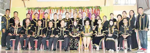  ?? (Gambar atas) (Gambar kanan) ?? AJK Pelaksana Karnival Bahasa Kadazandus­un peringkat Daerah Beaufort 2017. RIZAL @Raymond Godfrey menyampaik­an hadiah dan sijil kepada johan pertanding­an Sugandoi, Dayana Lisa Christy.