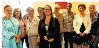  ??  ?? L’équipe actuelle de l’Ehpad de la Pellonnièr­e avec Michelle Bibault, directrice (à droite, en blanc).