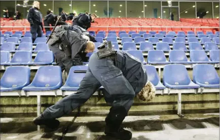  ?? MARKUS SCHREIBER/AP PHOTO ?? WASPADA: Polisi Jerman menyisir HDI-Arena, Hannover, menjelang laga Jerman vs Belanda yang akhirnya dibatalkan kemarin dini hari WIB.