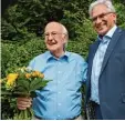  ?? Foto: Horst Hörger ?? Der frühere SWU Chef und Bürgermeis ter Gerhard Stuber feierte seinen 90. Ge burtstag. Oberbürger­meister Gunter Czisch gratuliert­e.