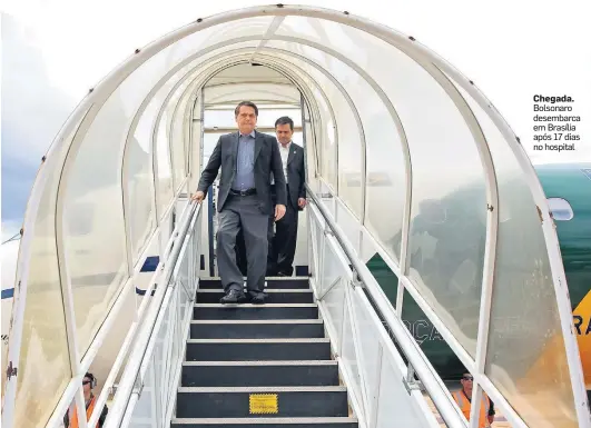  ??  ?? Chegada. Bolsonaro desembarca em Brasília após 17 dias no hospital