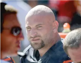  ??  ?? Guard Kyle Long is dealing with an injured finger on his left had, a surgically repaired right ankle and a labrum issue in his left shoulder.
| NAM Y. HUH/ AP
