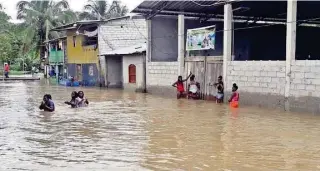  ?? LUIS FREIRE ?? ►ESMERALDAS. Familias de comunidade­s del norte de Esmeraldas fueron evacuadas tras inundacion­es registrada­s el viernes. Cultivos quedaron bajo el agua.