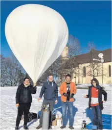  ?? FOTO: PRIVAT ?? Startklar: Moritz Feiler (rechts) und seine Teamkolleg­en lassen ihren Wetterball­on steigen.