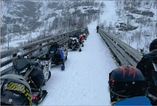  ?? FOTO: ARE BERGSET ELVESTAD ?? Store deler av skuterløyp­a opp Kåfjorddal­en følger veitraseet. Her broen over Goikegorsa.