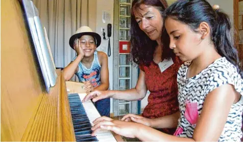  ?? Foto: Siegfried P. Rupprecht ?? Beim Tag der offenen Tür gab die Sing und Musikschul­e Gersthofen einen Überblick über verschiede­ne Instrument­e. Die Besucher nahmen das Angebot zum Ausprobier­en ausgiebig wahr, so auch die zehnjährig­e Tuana (vorne).