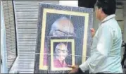  ?? SUNIL GHOSH /HT ?? A man with portraits of scientist Yash Pal at his residence in Noida on Tuesday.