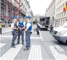  ?? Foto: imago ?? Wieder Straßenspe­rren in Belgien: Nach einer Attacke auf Polizistin­nen wird der Tatort in der Stadt Charleroi abgesperrt.