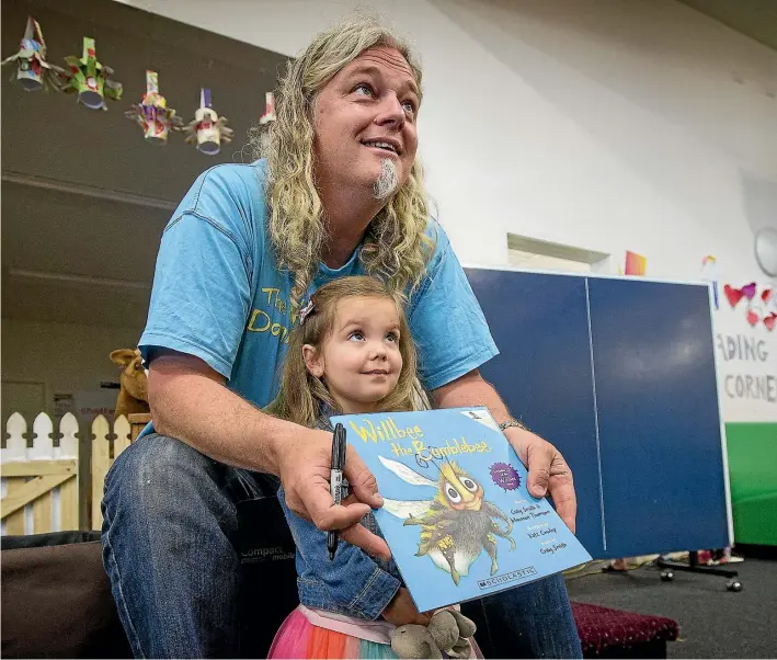  ?? GRANT MATTHEW/ STUFF ?? The Wonky Donkey creator Craig Smith with young fan, Ava Ackerman.