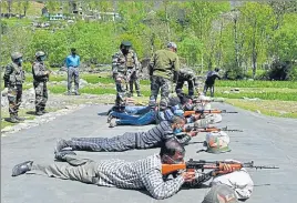  ?? HTI ?? Village defence committee members of Rajouri and Reasi districts receiving weapons’ training in Jammu.