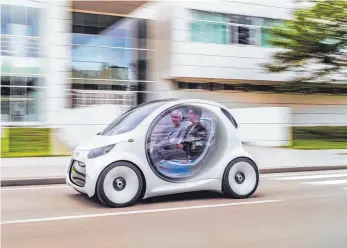  ?? FOTO: DAIMLER AG/DPA-TMN ?? Mit den Händen auf dem Schoß durch die Stadt gleiten: Autostudie­n wie der Smart vision EQ fortwo sollen das möglich machen.