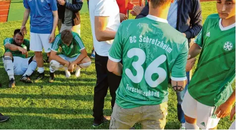  ?? Foto: Karl Aumiller ?? Betretene Gesichter beim BC Schretzhei­m II. Die erste von zwei Chancen zum Durchmarsc­h in die Fußball Kreisklass­e ist verpasst, die Kleeblättl­er unterlagen am gestrigen Abend dem TSV Wolferstad­t mit 1:2.