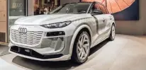  ?? MARKUS SCHLÖGL ?? Österreich­s Audi-Markenchef Thomas Beran und der lang erwartete Q6 bei seinem Debüt in Wien