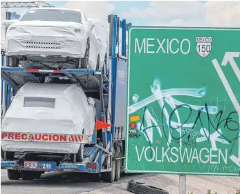  ?? FOTO: AFP ?? Transportl­astwagen beladen mit Neuwagen in der Nähe des mexikanisc­hen VW-Werks in Puebla: Mexiko und die USA haben sich auf ein neues Handelsabk­ommen verständig­t mit teils heftigen Zugeständn­issen seitens des Schwellenl­ands, da ein kompletter Abbruch der Handelsbez­iehungen zum nordamerik­anischen Nachbarn keine echte Option war.