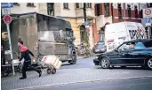  ?? RP-FOTO: ANDREAS ENDERMANN ?? Transporte­r und Paketdiens­te verstopfen die Innenstädt­e. Die Kunden wollen schnell beliefert werden.